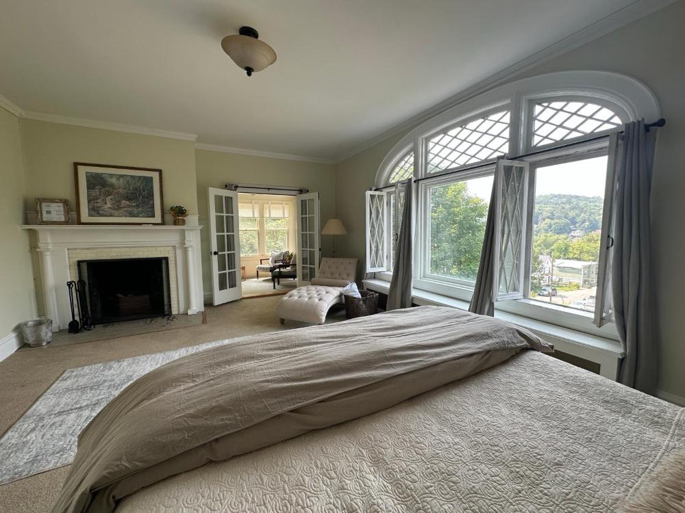 Superior King Room interior