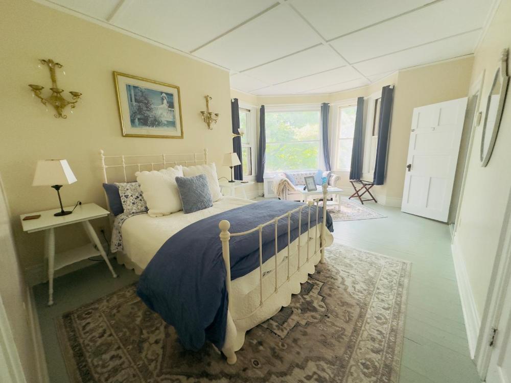 Deluxe Queen Suite interior